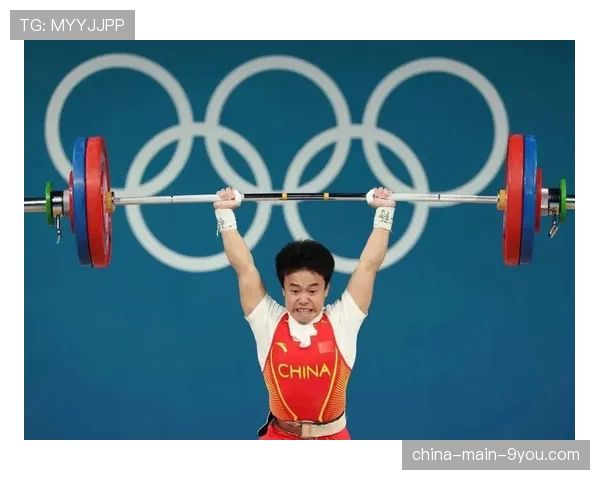 举重亚锦赛首日：中国选手侯志慧稳夺女子49公斤级抓举、挺举及总成绩金牌